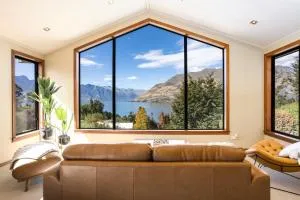 Spectacular LAKE View - Creighton