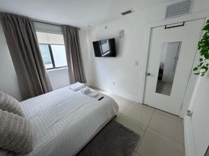 Modern Bedroom In Central Miami Shared with host