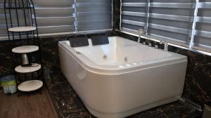 Royal Homestay And Coffee