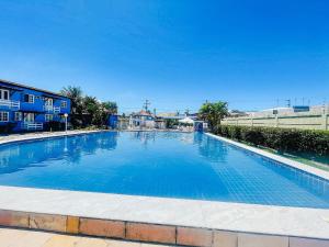 Condomínio Golden Dolphin a uma quadra do Axé Mói, com piscina, churrasqueira, portaria 24hrs, de frente à supermercado, e centro gastronômico