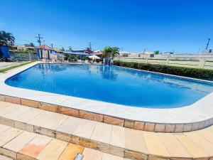 Condomínio Golden Dolphin a uma quadra do Axé Mói, com piscina, churrasqueira, portaria 24hrs, de frente à supermercado, e centro gastronômico