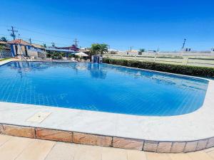 Condomínio Golden Dolphin a uma quadra do Axé Mói, com piscina, churrasqueira, portaria 24hrs, de frente à supermercado, e centro gastronômico