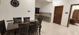 Urban Bliss- Luxury Villa- Gym, library, 5 Min DLW, 10 Min Station & BHU