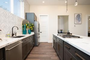 4-Level Modern Luxury w Cozy Rooftop near Downtown