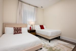 4-Level Modern Luxury w Cozy Rooftop near Downtown