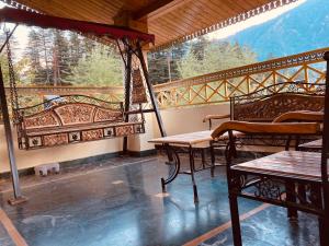 Woods Villa Cottages Manali - 1,2,3,4 Cottages & Villas Available in manali with scenic mountain view