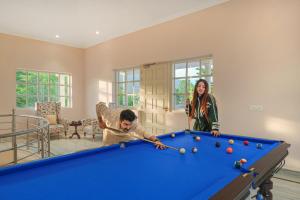 SaffronStays Mont Tierra - 4BR modern villa with lawn, bonfire, indoor games & themed rooms, Dehradun