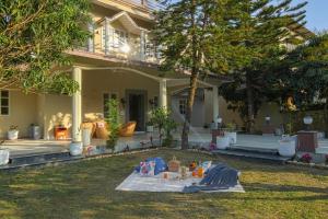 SaffronStays Mont Tierra - 4BR modern villa with lawn, bonfire, indoor games & themed rooms, Dehradun
