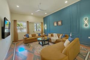 SaffronStays Mont Tierra - 4BR modern villa with lawn, bonfire, indoor games & themed rooms, Dehradun