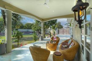 SaffronStays Mont Tierra - 4BR modern villa with lawn, bonfire, indoor games & themed rooms, Dehradun