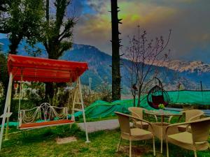 Woods Villa Cottages Manali - 1,2,3,4 Cottages & Villas Available in manali with scenic mountain view