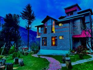 Woods Villa Cottages Manali - 1,2,3,4 Cottages & Villas Available in manali with scenic mountain view