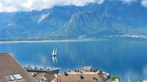 Room with splendid lake view in Montreux city center