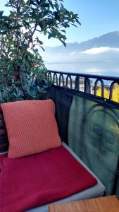 Room with splendid lake view in Montreux city center