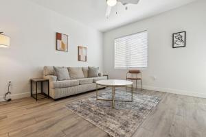 CozySuites Glendale by the stadium with pool 22