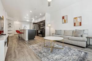 CozySuites Glendale by the stadium with pool 22