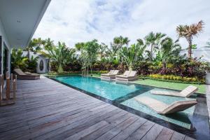 Spacious 4 BR villa Seminyak garden and pool
