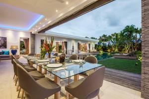 Spacious 4 BR villa Seminyak garden and pool