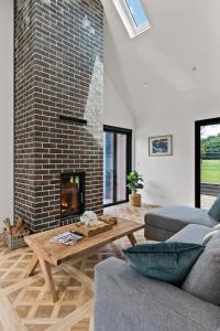 The Mist, Luxury Farm w Fireplace & Workspace
