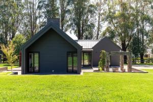 The Mist, Luxury Farm w Fireplace & Workspace