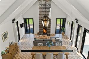 The Mist, Luxury Farm w Fireplace & Workspace