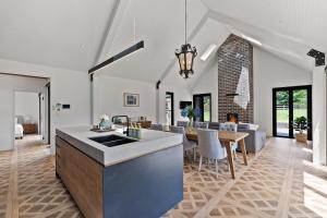 The Mist, Luxury Farm w Fireplace & Workspace