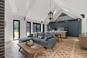 The Mist, Luxury Farm w Fireplace & Workspace