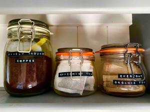 2 bed house, garden, parking, close to centre