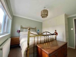 2 bed house, garden, parking, close to centre