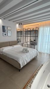 H Y P n O S E by Sea View Suites