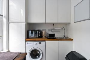 Central 1BR Apartment Sleeps 4, Georgian Townhouse, Near London Liverpool Street, Super Central London, Beautifully Designed