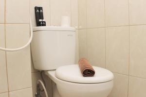 Great Location Studio Room at Springlake Summarecon Bekasi Apartment By Travelio