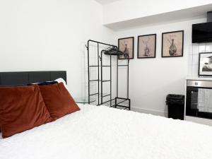 Bright Studio in Old Street 2