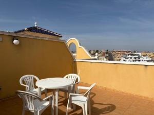 Top Floor spacious apartment with roof terrace