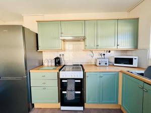 4-Bedroom House 5 mins to Beach & Parking