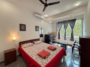 Studio Peaceful Path R-5 by Mukund Sadan Arambol