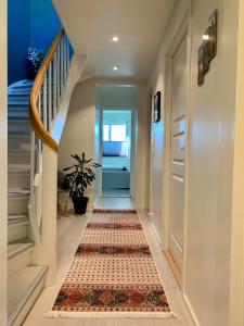 Elegant Townhouse, Breathtaking Views and Free Parking