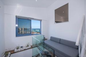 Blue Balcony - Boutique Beachfront Suite with Private Parking Spot near Chania Old Harbor