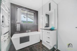 Located in Cranebrook, 3 bedrooms, relaxing home