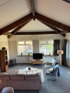 Wellness bungalow met privésauna en hot tub - Glamping aan de Maas