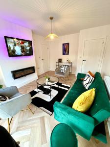 Waterside House - Luxury Home near Alton Towers & Trentham - Free Parking & Garden