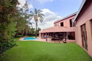 Luxury Stay in Hurlingham Mansion - Sandton