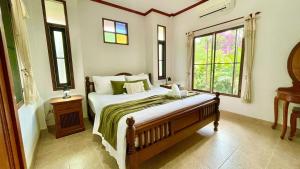 Villa Mona-Beachfront Sunset Peaceful Garden Villa