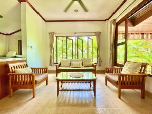 Villa Mona-Beachfront Sunset Peaceful Garden Villa