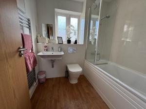 Hanwell House SN25 Long Stays Sleep 5 Free Parking