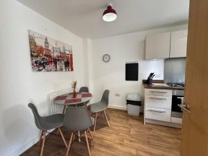 Hanwell House SN25 Long Stays Sleep 5 Free Parking