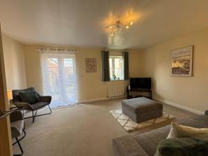 Hanwell House SN25 Long Stays Sleep 5 Free Parking