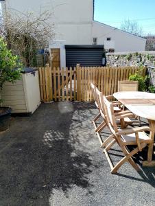 Substantial 5 bedroom townhouse with disabled access apartment, private off road parking space with EV point from 15th April 26, jaccuzi bath, Netflix and Wifi, near Argyle, boutique shops eateries and pubs