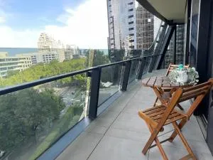 Balcony Bliss 2b1b Apt with pool - Melbourne