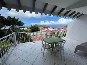 F2 confortable très belle vue baie des Saintes, grande terrasse, au calme mais très proche du débarcadère, des commerces et des différentes plages, vous pourrez circuler à pied ! - Terre-de-Bas